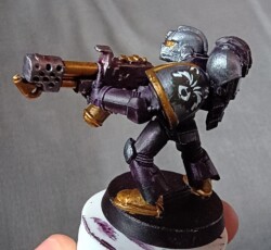 A custom black-and-white racoon on the shoulder of a 40k space marine